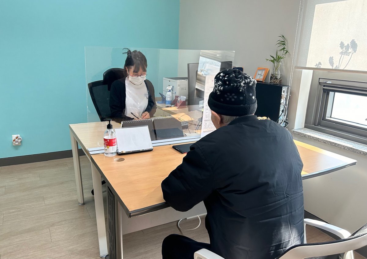 수정구보건소가 성남시민이 수정구보건소 치매안심센터에서 1단계 선별검사 하는 모습. 사진제공ㅣ성남시