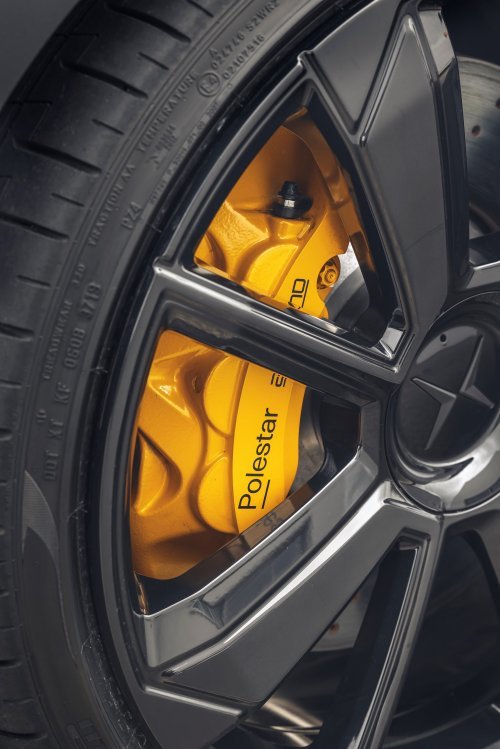 폴스타 2 퍼포먼스 팩에 포함된 골드 브렘보 4핀 알루미늄 프런트 캘리퍼.
사진제공 | 폴스타