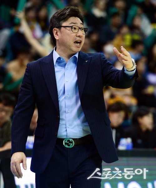 13일 경기도 부천실내체육관에서 열린 ‘우리은행 우리 WON 
2023-2024 여자프로농구’ 청주 KB와 부천 하나원큐의 4강 플레이오프 경기에서 하나원큐 김도완 감독이 작전을 지시하고 
있다. 부천 | 김민성 기자 marineboy@donga.com