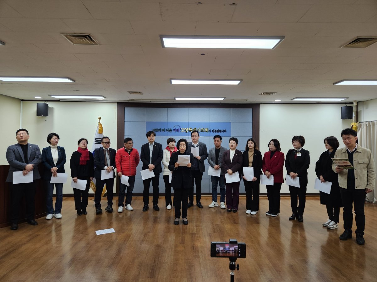 고양특례시의회 국민의힘(대표의원 박현우)은 13일 제282회 임시회가 야당인 더불어민주당의 지속적인 보이콧 및 ‘고양시 서울편입 촉구 결의안’ 성명서를 발표하고 있다. 사진제공ㅣ고양시의회 국민의힘