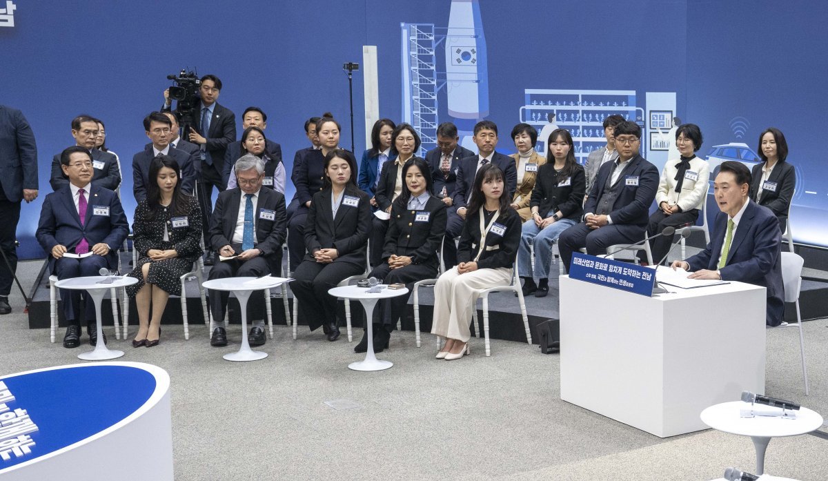 14일 전남도청에서 열린 국민과 함께하는 민생 토론회 : 스무번째, ‘미래산업과 문화로 힘차게 도약하는 전남’를 주재하고 있는 윤석열 대통령(사진 우측). 사진제공ㅣ광주전남사진기자단