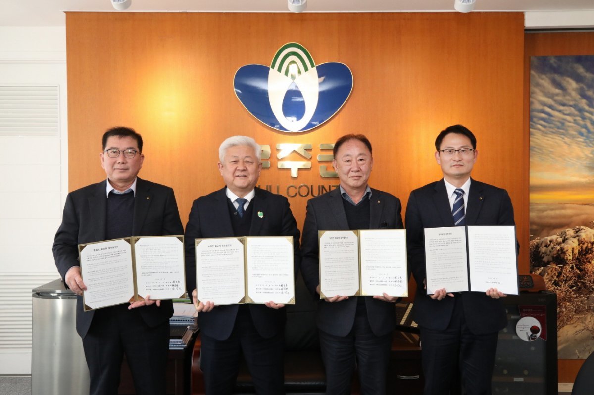 무주군이 지난 13일 농업인 월급제의 원활한 시행을 위해 무주농협, 구천동농협과 업무협약을 체결했다. 사진제공ㅣ무주군