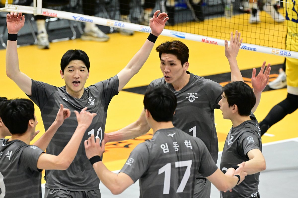 대한항공 선수들이 14일 의정부체육관에서 열린 KB손해보험과 V리그 남자부 정규리그 최종전 도중 팀 득점에 환호하고 있다. 이날 승리로 1위에 올라선 대한항공은 챔피언 결정전 직행의 희망을 이어가게 됐다. 사진제공 | KOVO