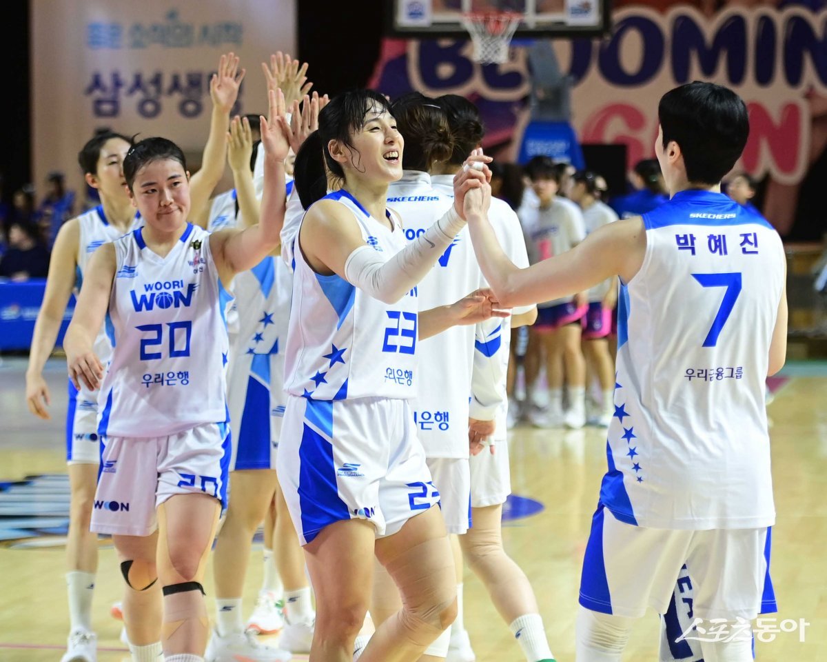 14일 경기도 용인실내체육관에서 열린 ‘우리은행 우리WON 2023-2024 여자프로농구’ 4강 플레이오프 3차전 용인 삼성생명과 아산 우리은행의 경기에서 54-38로 승리한 우리은행 김단비가 동료들과 기쁨을 나누고 있다. 용인 | 주현희 기자 teth1147@donga.com