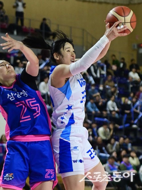 14일 경기도 용인실내체육관에서 열린 ‘우리은행 우리WON 2023-2024 여자프로농구’ 4강 플레이오프 3차전 용인 삼성생명과
 아산 우리은행의 경기에서 우리은행 김단비가 삼성생명 배혜윤의 앞에서 리바운드된 볼을 잡고 있다. 용인 | 주현희 기자 
teth1147@donga.com