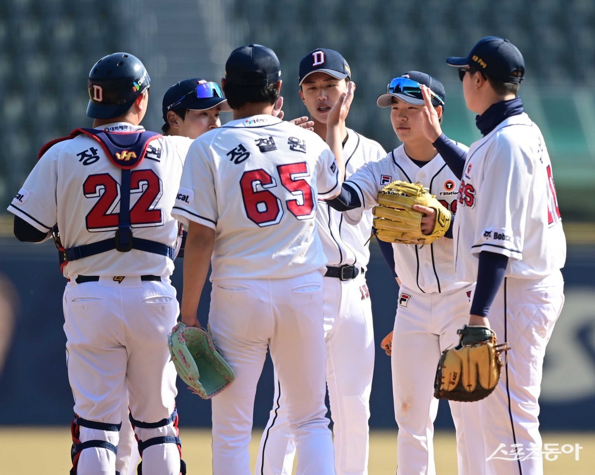 14일 서울 잠실야구장에서 열린 ‘2024 신한 SOL 뱅크 KBO리그‘ 두산 베어스와 KIA 타이거즈의 시범경기에서 7-2로 승리한 두산 선수들이 기쁨을 나누고 있다. 잠실 | 주현희 기자 teth1147@donga.com