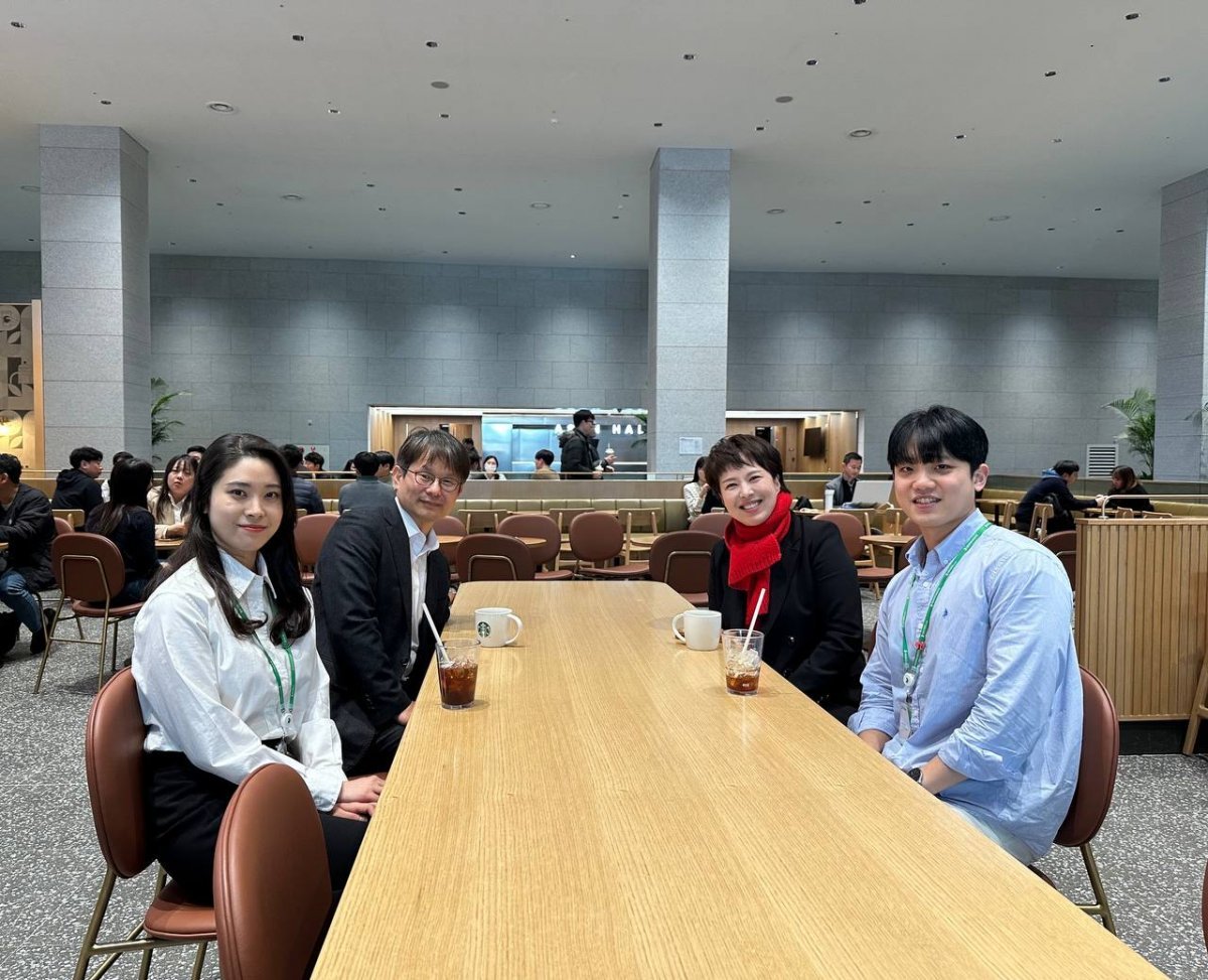 김은혜(오른쪽 두번째)국민의힘 후보가 15일 성남시 분당구에 위치한 HD현대 본사 사옥을 찾아 기업형 특목고·자사고 설립을 요청하고 있다. 사진제공ㅣ김은혜 선거 캠프