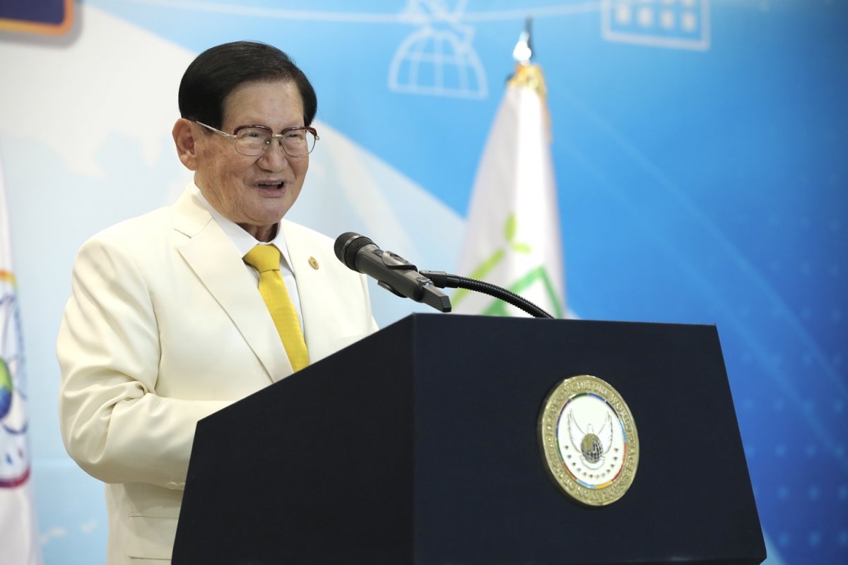 HWPL 지구촌 전쟁종식 평화 선언문(DPCW) 제8주년 기념식이 개최된 가운데 이만희 대표가 기념사를 하고 있다. 사진제공ㅣHWPL