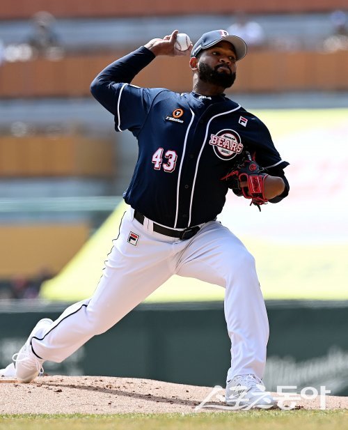 두산 라울 알칸타라가 17일 인천 SSG와 시범경기에 선발등판해 역투하고 있다. 알칸타라는 4.1이닝 4안타 5탈삼진 2실점으로 정규시즌 개막전 등판을 위한 마지막 검점을 마쳤다. 인천 | 김민성 기자 marineboy@donga.com