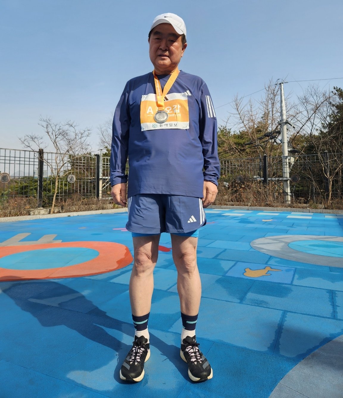 한국프로축구연맹 총재인 권오갑 HD현대 회장이 2024 서울마라톤 10km 부문에 참가해 1시간 남짓한 기록으로 완주했다. 올해 73세인 권 회장은 4개 마라톤 대회에서 풀코스를 완주한 운동 마니아로 알려져 있다.