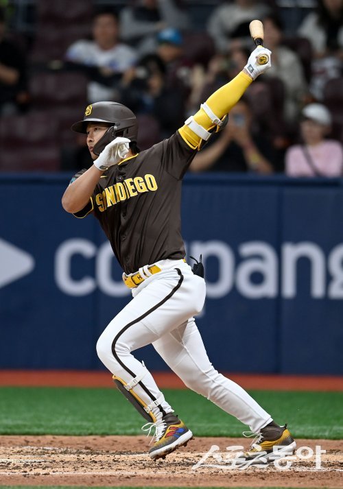 17일 서울 고척스카이돔에서 열린 ‘메이저리그 월드투어 서울시리즈 2024’ 스페셜 매치 팀코리아와 샌디에이고 파드리스의 경기에 열렸다. 3회말 2사 1루 샌디에이고 김하성이 좌전 안타를 치고 있다. 고척 | 김종원 기자 won@donga.com