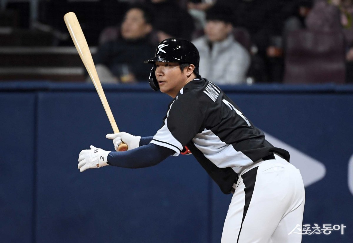 17일 서울 고척스카이돔에서 열린 ‘메이저리그 월드투어 서울시리즈 2024’ 스페셜 매치 팀 코리아와 샌디에이고 파드리스의 경기에서 7회초 2사 팀코리아 문보경이 2루타를 치고 있다. 고척 | 김종원 기자 won@donga.com