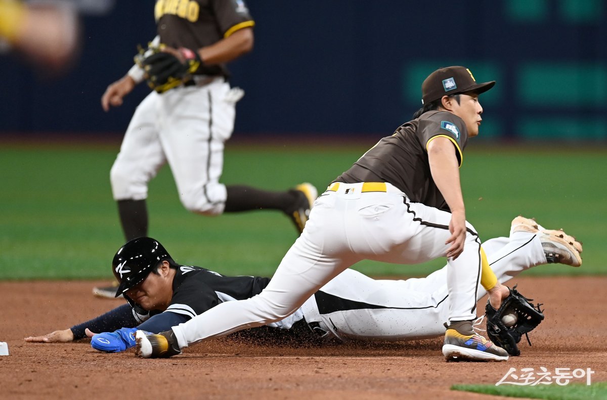 한국야구대표팀 문보경(뒤)이 17일 고척돔에서 벌어진 샌디에이고와 평가전 2회초 2루 도루에 성공하고 있다. 대표팀은 0-1로 패했으나, 문보경은 2루타 1개와 볼넷 2개로 제 몫을 했다. 앞쪽은 샌디에이고 유격수 김하성. 고척 | 김종원 기자 won@donga.com