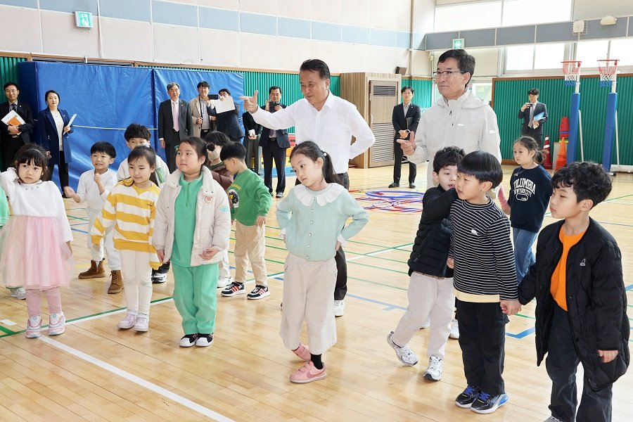 지난 15일 윤건영 교육감과 김영환 도지사가 늘봄 학교 현장을 방문했다. 사진제공ㅣ충북교육청