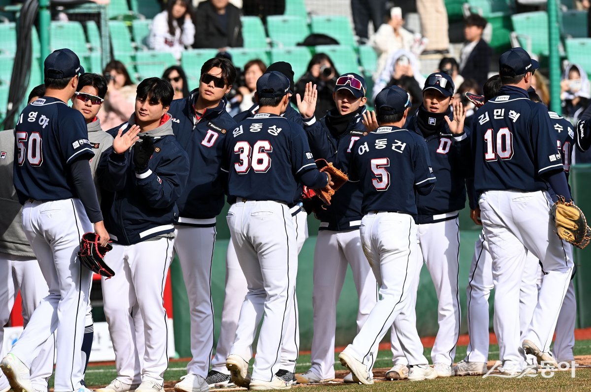 17일 인천 SSG 랜더스필드에서 ‘2024 신한 SOL 뱅크 KBO리그‘ SSG 랜더스와 두산 베어스의 시범경기가 열렸다. 두산이 SSG를 상대로 11-6 승리하며 7연승을 기록한 뒤 선수들이 그라운드에서 기쁨을 나누고 있다. 인천 | 김민성 기자 marineboy@donga.com