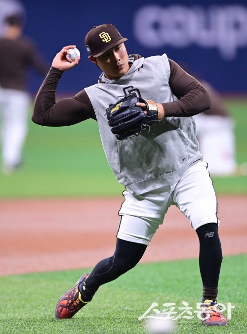 17일 서울 고척스카이돔에서 열린 ‘메이저리그 월드투어 서울시리즈 2024’ 스페셜 매치 팀 코리아와 샌디에이고 파드리스의 경기에 앞서 샌디에이고 김하성이 훈련을 하고 있다. 고척 | 주현희 기자 teth1147@donga.com