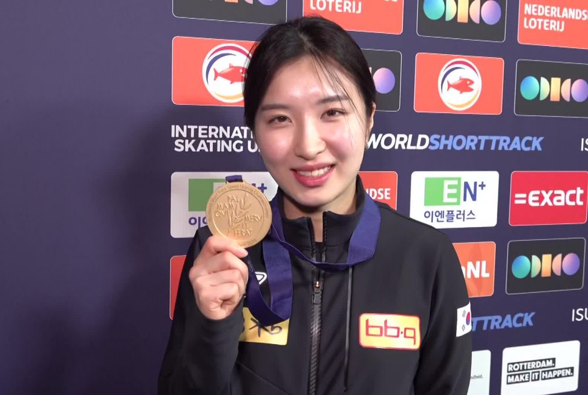 김길리가 16일(한국시간) 네덜란드 로테르담에서 열린 ISU 2024 쇼트트랙 세계선수권대회 여자 1500m 결선에서 2분21초192의 기록으로 우승한 뒤 금메달을 들어 보이고 있다. 사진제공 | 대한빙상경기연맹