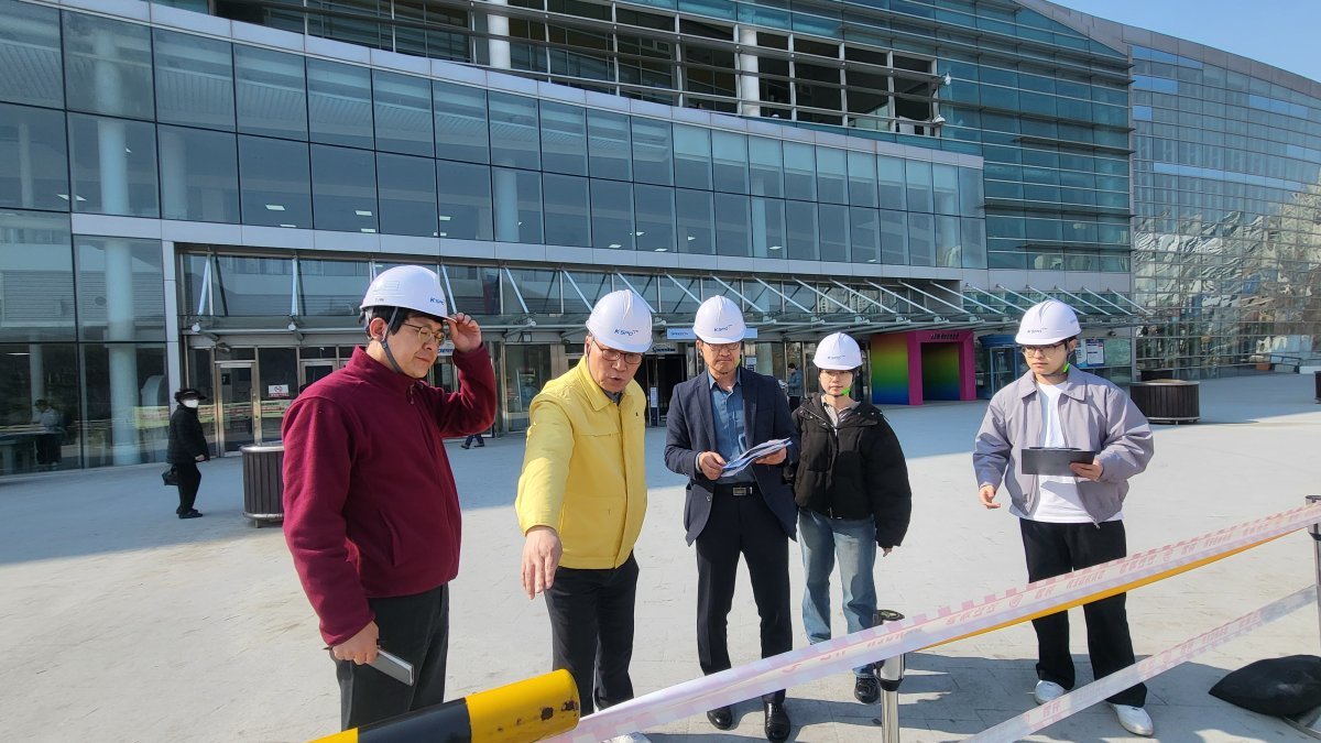 이홍복 경륜경정총괄본부장(왼쪽 두 번째)이 광명스피돔 시설물에 대한 안전 점검을 하고 있다. 사진제공｜서울올림픽기념국민체육진흥공단