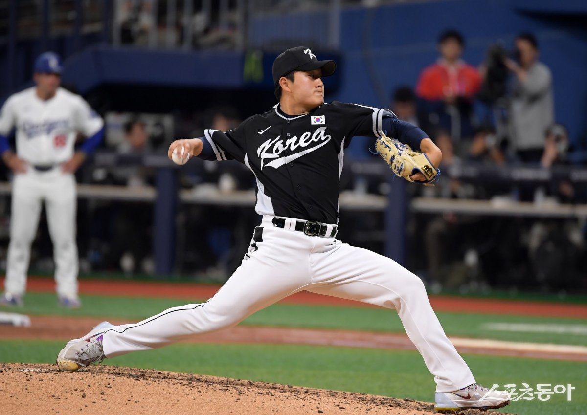 18일 서울 고척스카이돔에서 ‘메이저리그 월드투어 서울시리즈 2024’ 스페셜 매치 팀 코리아와 LA 다저스 경기가 열렸다. 팀 코리아 김택연이 역투하고 있다. 고척 | 김종원 기자 won@donga.com