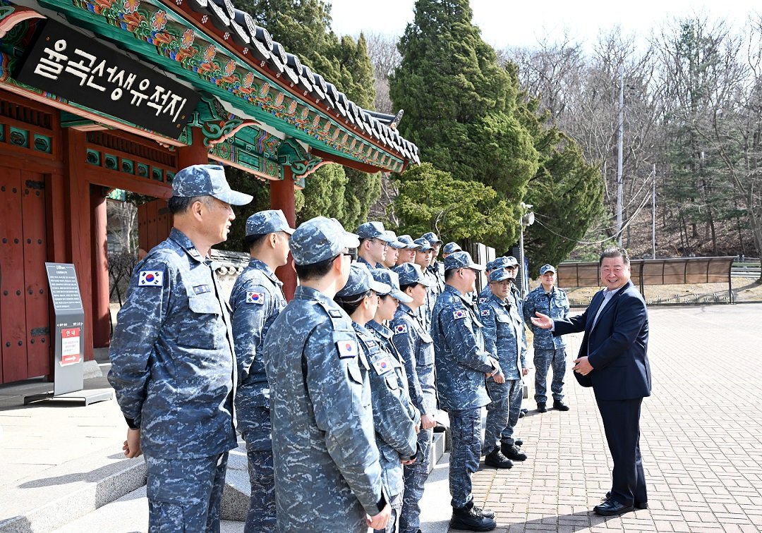 김경일 파주시장(오른쪽)이 지난 18일 해군 율곡이이함 함대원들이 ”율곡 전사 육성 프로그램“ 연계 차원으로 자운서원 등 파주 이이 유적을 방문에 격려를 하고 있다. 사진제공ㅣ파주시