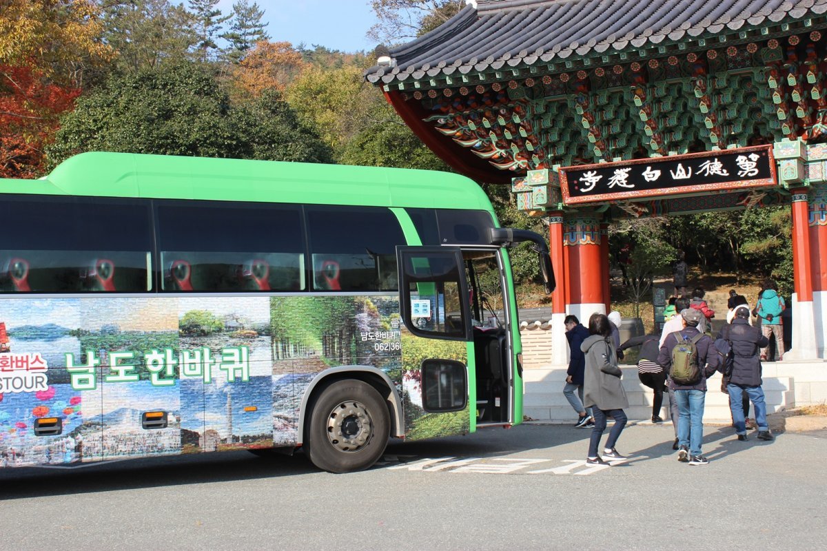 전남도 여행 상품 남도한바퀴를 이용하고 있는 관광객들. 사진제공 | 전남도