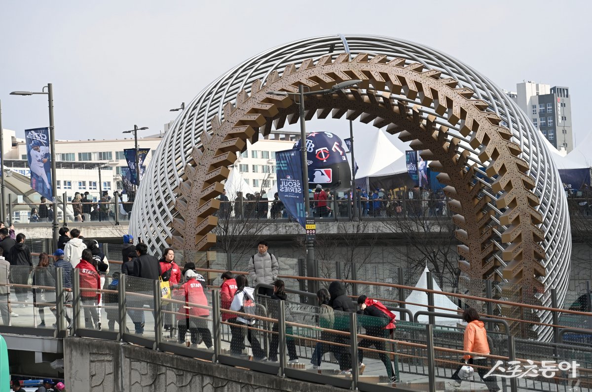 20일 서울 고척스카이돔에서 ‘메이저리그 월드투어 서울시리즈 2024’ LA 다저스와 SD 파드리스 열렸다. 팬들이 입장을 기다리고 있다. 고척 | 김종원 기자 won@donga.com