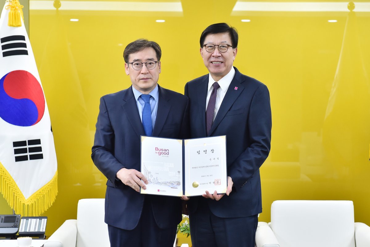 송복철 전 부산시 경제특별보좌관(왼쪽)이 20일 신임 부산경제진흥원장으로 임명된 가운데 박형준 시장과 기념촬영을 하고 있다. 사진제공｜부산시