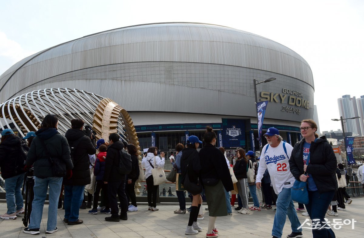 20일 서울 고척스카이돔에서 ‘메이저리그 월드투어 서울시리즈 2024’ LA 다저스와 SD 파드리스 열렸다. 팬들이 입장을 기다리고 있다. 고척 | 김종원 기자 won@donga.com