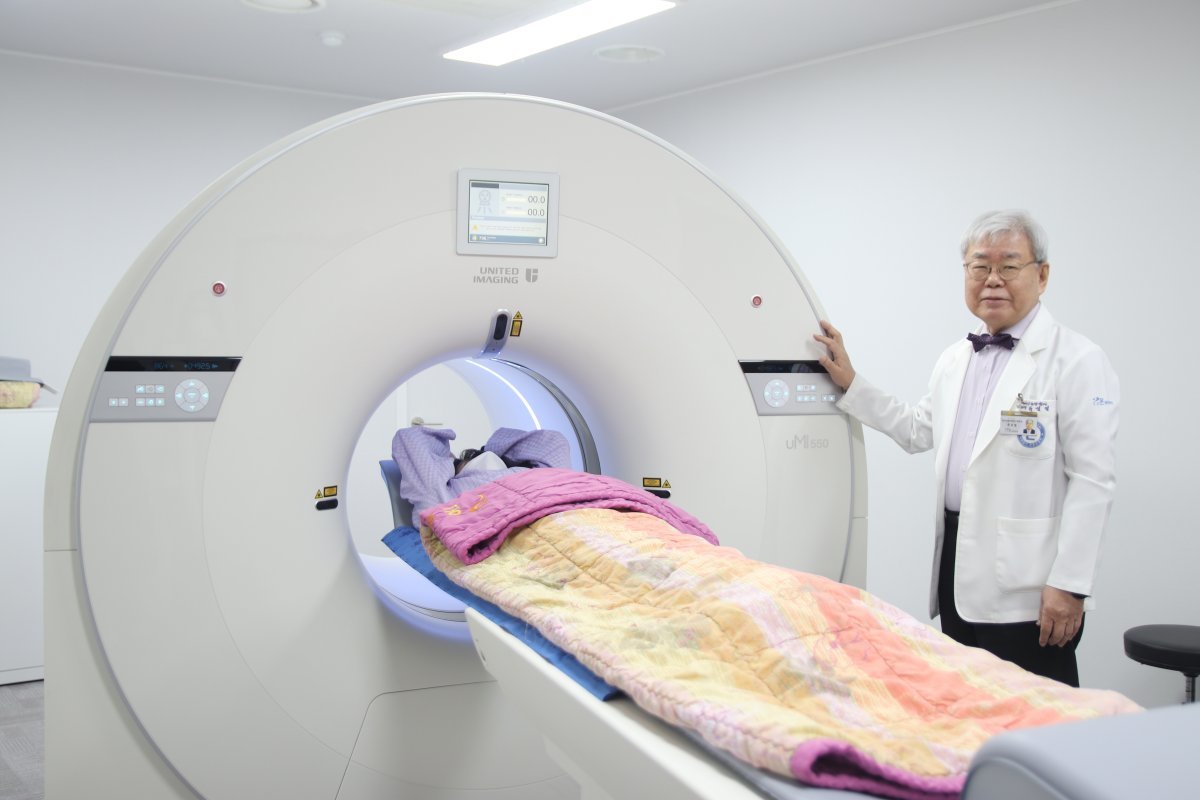 류성열 PET-CT 센터장이 아밀로이드 PET 촬영을 하고 있다. 사진제공 | 온종합병원