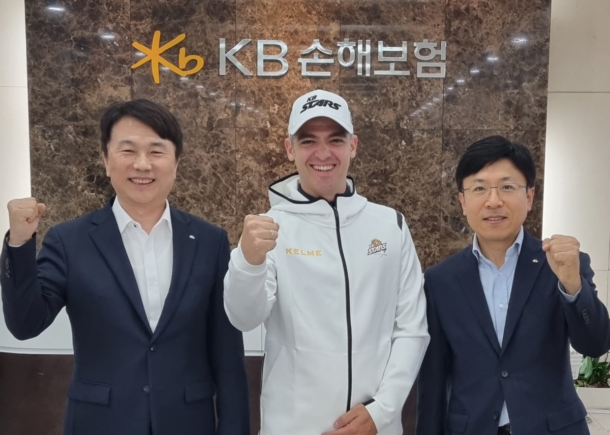 KB손해보험의 신임 감독 미겔 리베라가 21일 계약을 체결한 뒤 기념 촬영을 하고 있다. 왼쪽은 구본욱 KB손해보험 구단주 겸 대표이사, 오른쪽은 이영찬 KB손해보험 단장. 사진제공 | KB손해보험