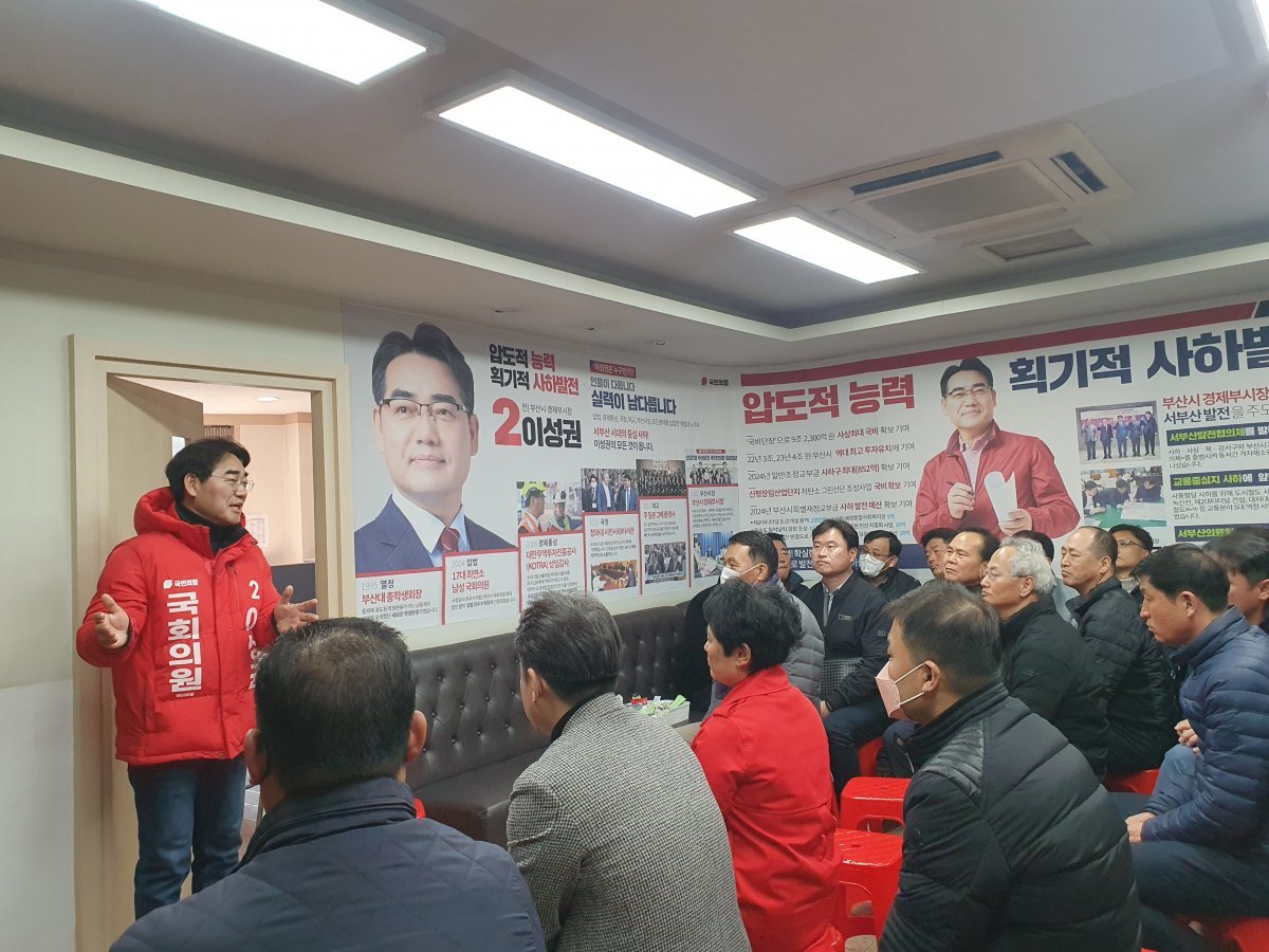 국민의힘 이성권 부산 사하갑 후보가 지난 20일 선거사무소에서 연합노련 부산본부가 지지를 선언한 것에 대해 감사 인사를 전하고 있다. 사진제공|이성권 후보 선거사무소