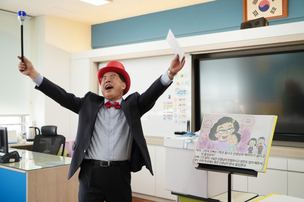 하윤수 교육감이 사하구 구평초등학교에 방문해 재능기부를 펼치고 있다. 
사진제공ㅣ부산시교육청