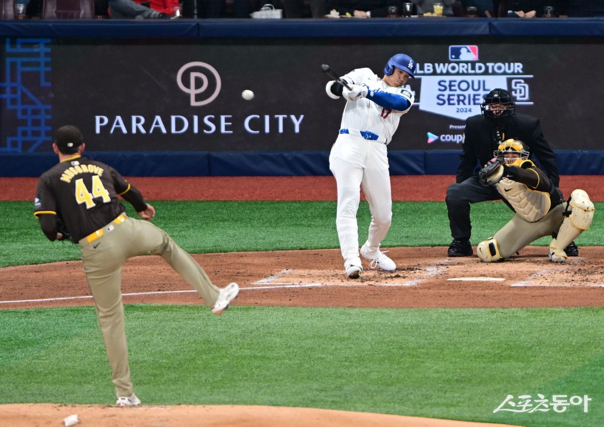 21일 서울 구로구 고척스카이돔에서 열린 2024 미국 메이저리그(MLB) 월드투어 서울시리즈 공식 개막전 샌디에이고 파드리스와 LA 다저스의 2차전 경기, 다저스 오타니가 1회말 1사 첫 타석에서 우전 안타를 날리고 있다. 고척 | 김종원 기자 won@donga.com