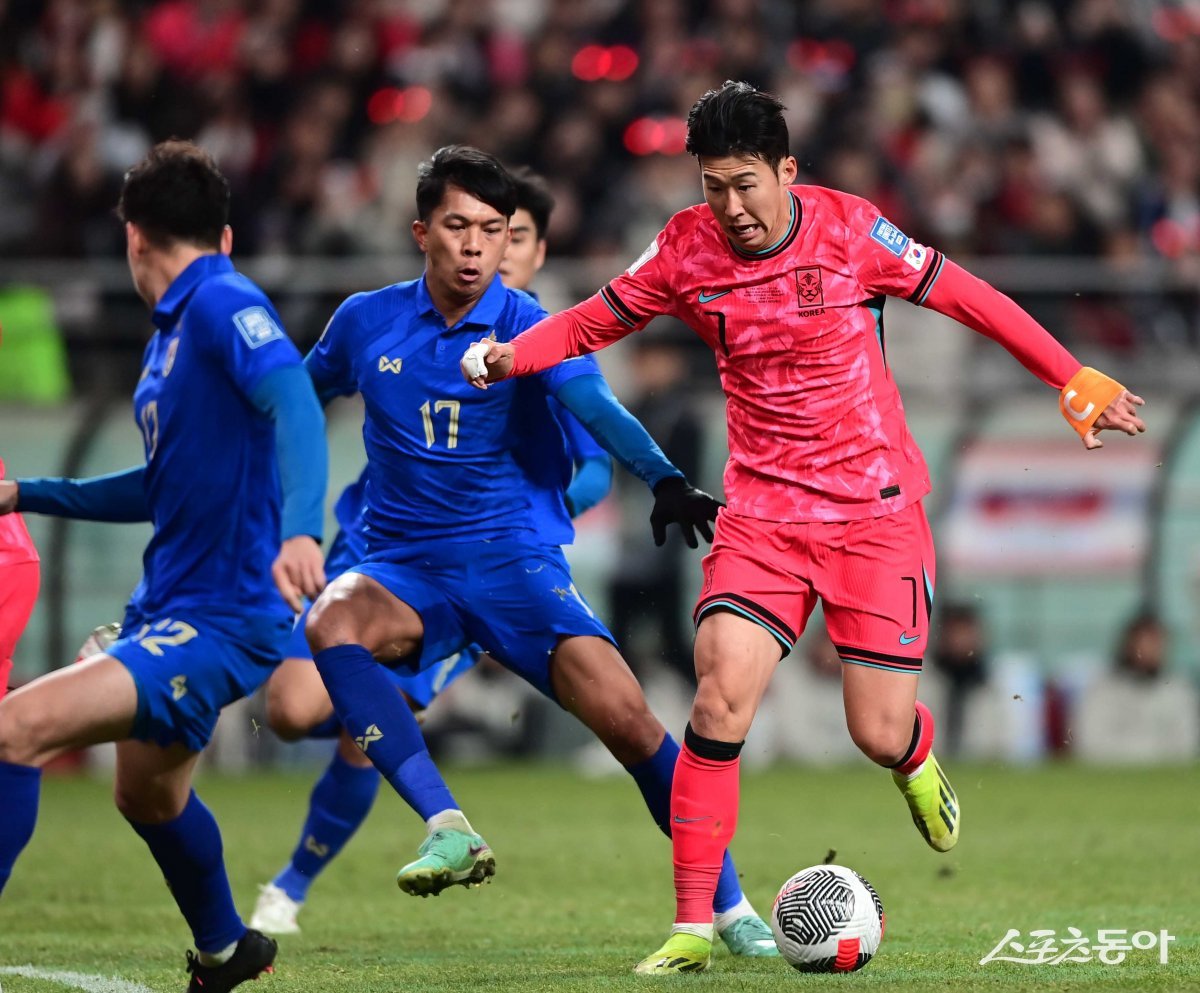 21일 서울월드컵경기장에서 열린 ‘2026 FIFA 북중미 월드컵’ 아시아지역 2차 예선전 한국과 태국의 경기에서 한국 손흥민이 태국 수비를 뚫고 드리블 돌파를 하고 있다. 상암 | 주현희 기자 teth1147@donga.com