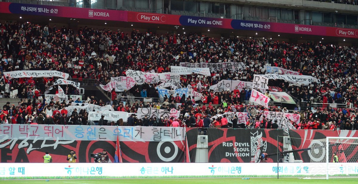21일 서울월드컵경기장에서 열린 ‘2026 FIFA 북중미 월드컵’ 아시아지역 2차 예선전 한국과 태국의 경기에 앞서 한국 팬들이 축구협회를 비난하는 현수막이 들고 있다. 상암 | 주현희 기자 teth1147@donga.com