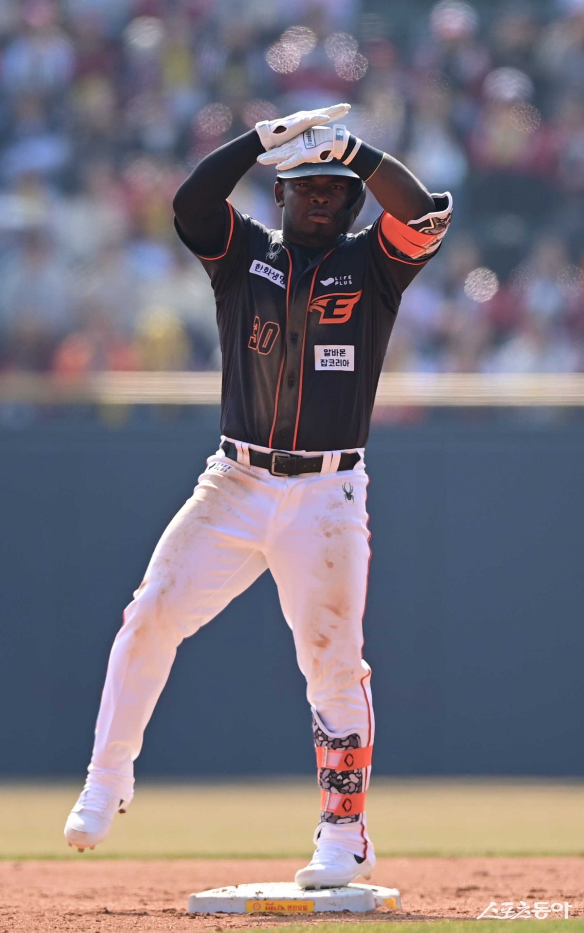 23일 서울 잠실야구장에서 열린 ‘2024 신한 SOL 뱅크 KBO리그’ LG 트윈스와 한화 이글스의 경기에서 3회초 1사 1, 3루 한화 페라자가 1타점 좌전 2루타를 친 후 세리머니를 하고 있다. 잠실 | 주현희 기자 teth1147@donga.com