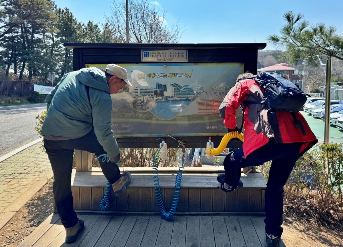 부산 중앙공원을 방문한 시민이 흙먼지털이기 압축공기 정화용 필터를 사용하고 있다. 사진제공|부산시설공단