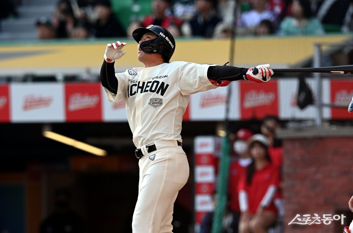 24일 인천 SSG 랜더스필드에서 ‘2024 신한 SOL 뱅크 KBO리그’ SSG 랜더스와 롯데 자이언츠의 경기가 열렸다. 7회말 1사 1, 2루에서 SSG 최정이 3점 홈런을 쏘아 올리고 있다. 인천 | 김민성 기자 marineboy@donga.com