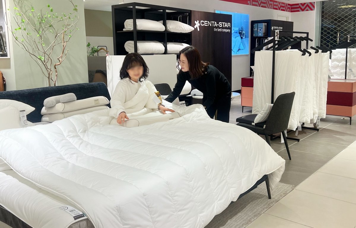 신세계 센텀시티가 오는 5월 1일까지 백화점 7층에 수면공학 침구 브랜드 ‘센타스타’ 팝업 매장을 오픈한 가운데 한 고객이 제품을 살펴보고 있다. 사진제공 | 신세계 센텀시티
