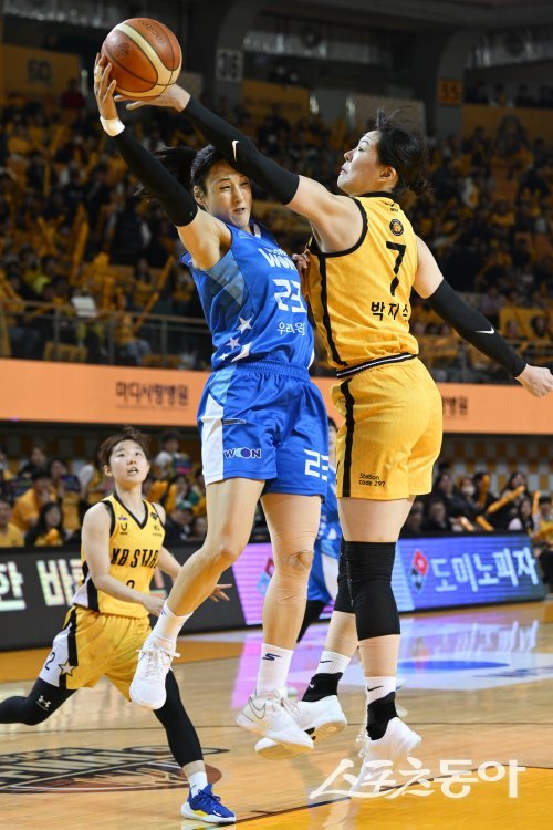 김단비(왼쪽), 박지수. 스포츠동아DB