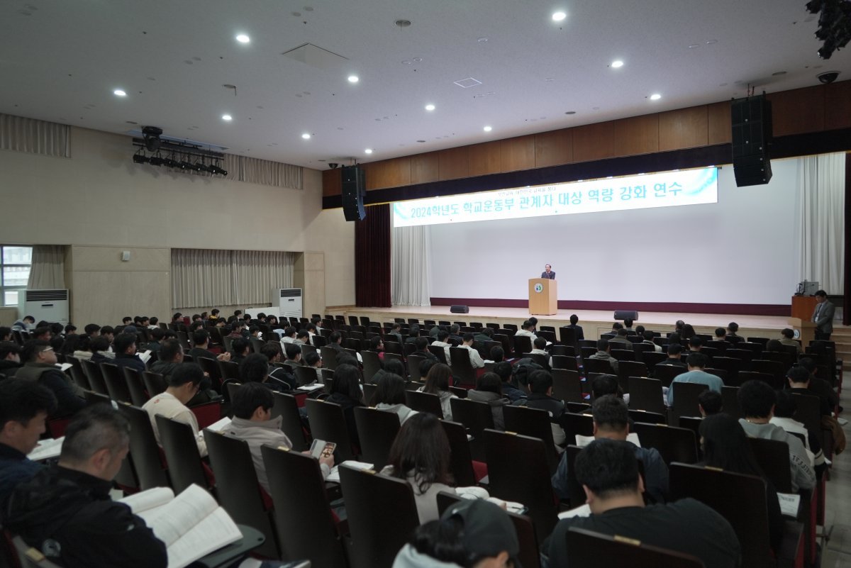 부산시교육청이 25일 오후 부산교육연구정보원에서 관내 초·중·고 학교 운동부 지도교사, 지도자 등 350여명을 대상으로 
‘2024학년도 학교 운동부 관계자 대상 역량 강화 연수’를 개최한 가운데 하윤수 교육감이 연수를 진행하는 모습. 
사진제공｜부산시교육청