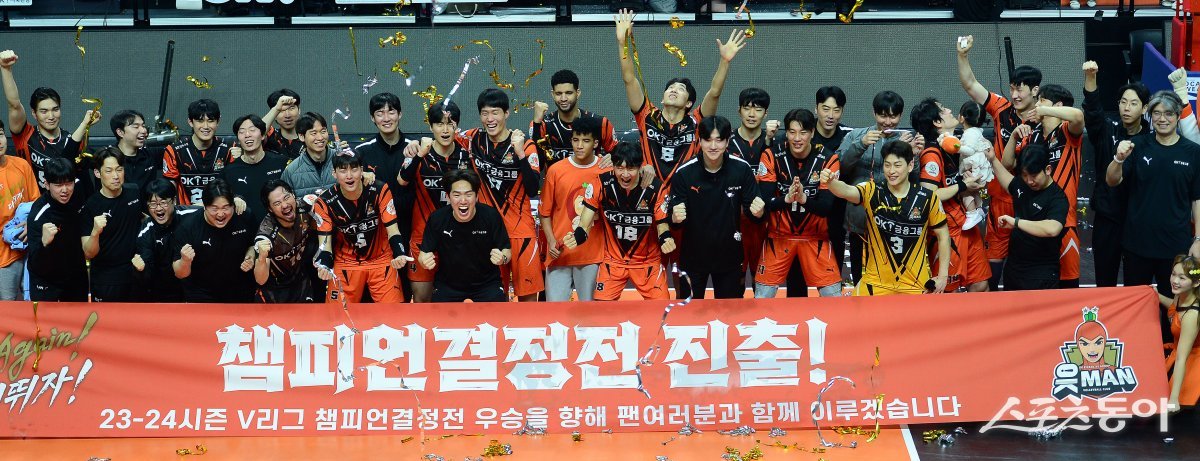 25일 경기도 안산 상록수체육관에서 ‘2023-2024 도드람 V리그’ 안산 OK금융그룹과 서울 우리카드의 남자부 플레이오프 경기가 열렸다. OK금융그룹이 우리카드를 상대로 세트스코어 3-0 승리하며 챔프전 진출 후 선수들이 기념촬영을 하고 있다. 안산 | 김민성 기자 marineboy@donga.com