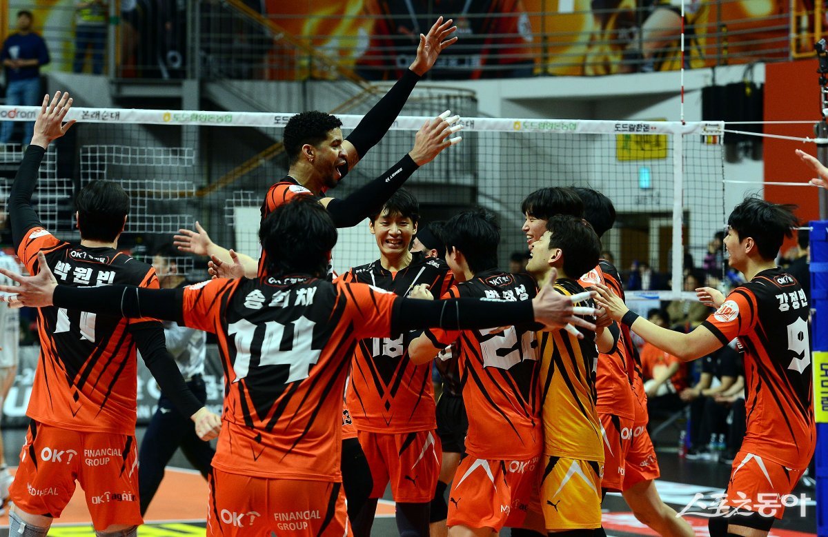 25일 경기도 안산 상록수체육관에서 ‘2023-2024 도드람 V리그’ 안산 OK금융그룹과 서울 우리카드의 남자부 플레이오프 경기가 열렸다. OK금융그룹이 우리카드를 상대로 세트스코어 3-0 승리하며 챔프전 진출 후 선수들이 코트에서 기쁨을 나누고 있다. 안산 | 김민성 기자 marineboy@donga.com