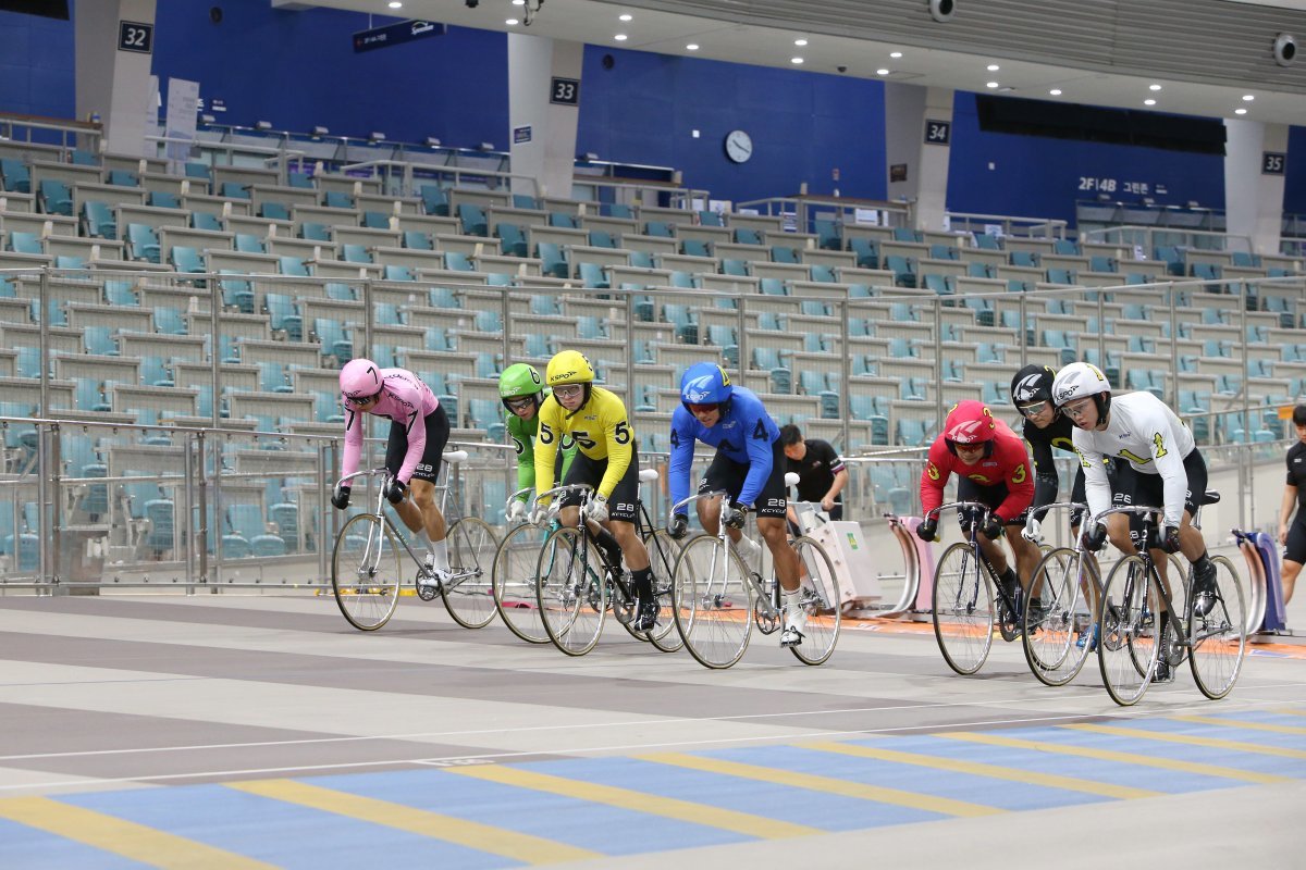 지난해 광명스피돔에서 제28기 경륜선수 후보생들이 본장 적응훈련을 진행하고 있다. 창원권에 합류한 경륜 새내기인 27기, 28기 
3인방이 요즘 주목할 성적을 올리면서 한동안 침체에 빠졌던 창원권에 옛 영광을 다시 일으켜 줄것으로 기대를 받고 있다. 사진제공｜경륜경정총괄본부