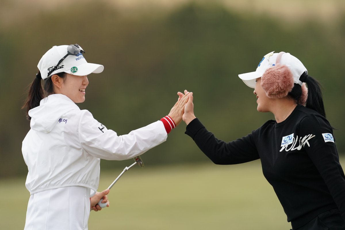 28일 출정식을 갖는 ‘팀 PLK’가 최근 끝난 아쿠아가든·디오션컵 골프구단 대항전에서 4위에 올라 신생팀의 저력을 과시했다. 팀
PLK 창단 멤버인 이승연(왼쪽)과 김세은이 골프구단 대항전 1라운드에서 하이파이브를 하고 있다. 사진제공 | 크라우닝