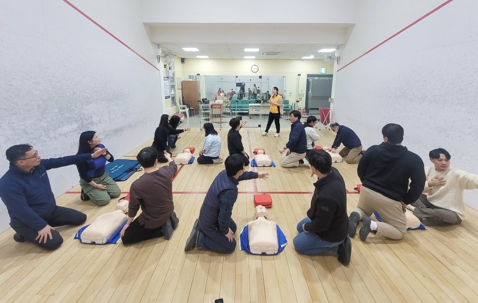 울산시설공단이 지난 21일 동천국민체육센터 내 스쿼시장에서 어린이 안전 관리 담당자 15명을 대상으로 심폐소생술·응급처치 교육을 진행하고 있다. 사진제공 | 울산시설공단