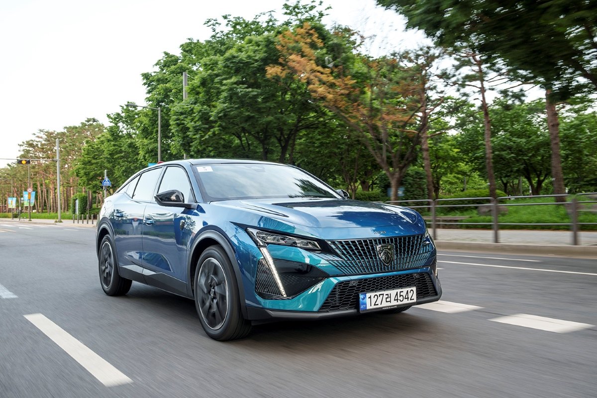 푸조 408은 강점인 ‘연비’를 바탕으로 한 뛰어난 효율성, 경쾌한 조향감, 감각적인 디자인, 풍성한 편의 및 안전사양 덕분에 트렌드에 민감한 신도시 소비자들에게 폭발적인 반응을 얻고 있다. 사진제공｜스텔란티스코리아