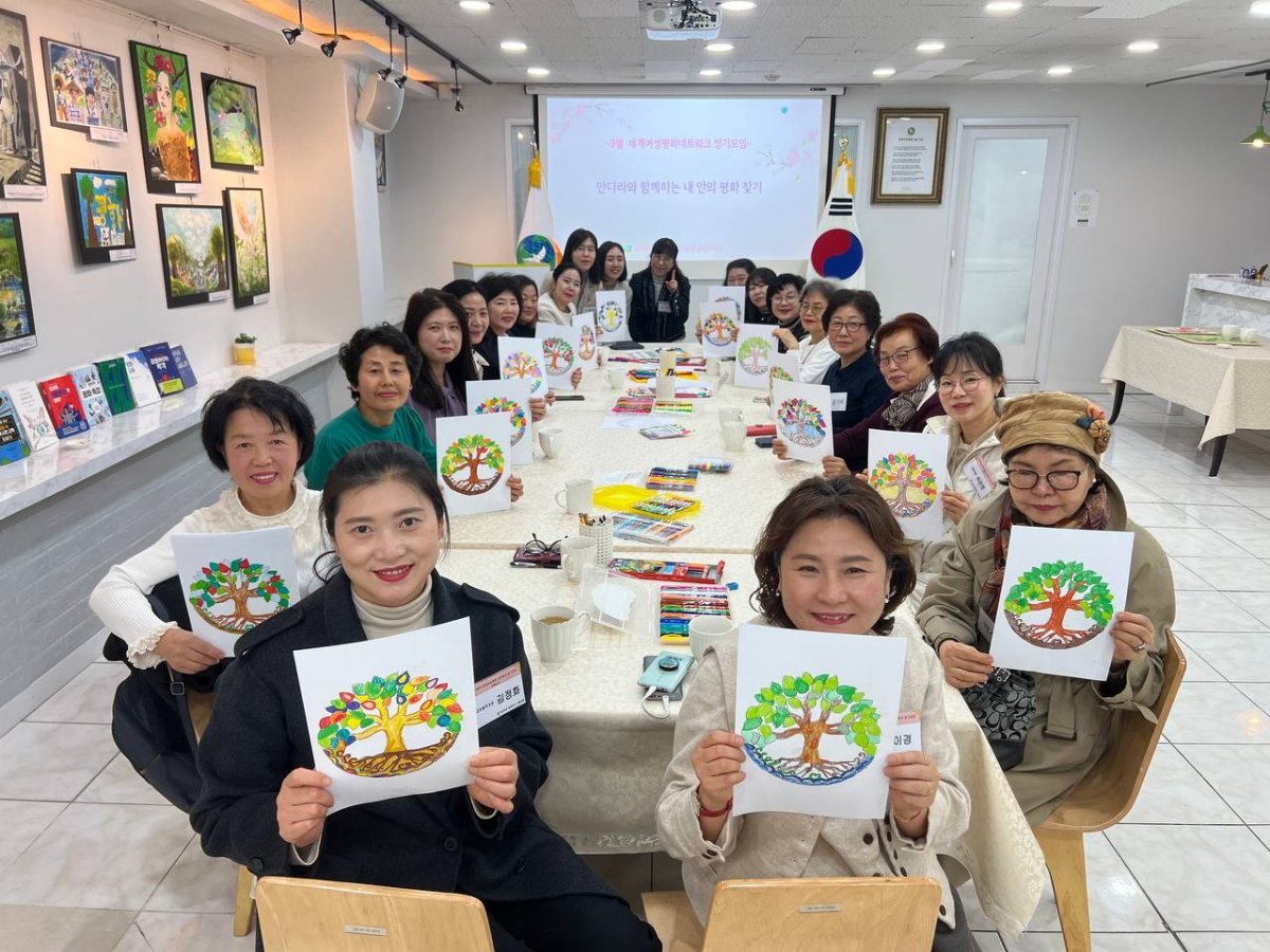 IWPG 글로벌 3국이 지난 25일 지부 사무실에서 3월 세계여성평화 네트워크 정기모임을 진행한 가운데 관계자들이 기념촬영을 하고 있다. 사진설명｜IWPG 글로벌 3국