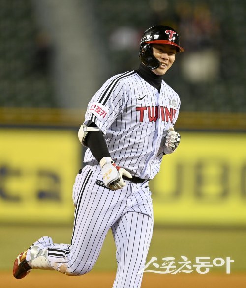 26일 서울 잠실야구장에서 ‘2024 신한은행 SOL뱅크 KBO리그’ 삼성 라이온즈와 LG 트윈스 경기가 열렸다. 8회말 무사 LG 홍창기가 우월 동점 솔로 홈런을 날린 후 그라운드를 돌고 있다. 잠실 | 김종원 기자 won@donga.com