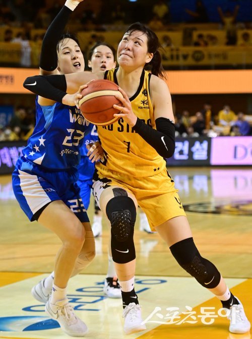 26일 충북 청주체육관에서 열린 ‘우리은행 우리WON
2023-2024 여자프로농구’ 챔피언 결정전 2차전 청주 KB와 아산 우리은행의 경기에서 KB 박지수가 우리은행 김단비의 수비를
뚫고 골밑 돌파를 하고 있다. 청주 | 주현희 기자 teth1147@donga.com